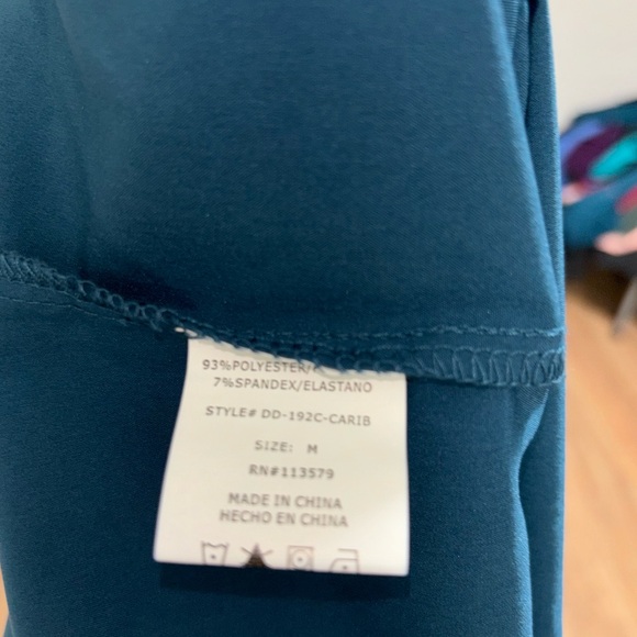 NWT Women’s GT Scrub Top Caribbean Blue Medium - Picture 6 of 6